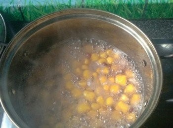 step5: 揉成兩個光滑的麵團，將麵團搓成長條，切成小塊。芋頭麵團同上操作，水煮開後，下入做好的<span class="group_2">芋圓</span>，待所有<span class="group_2">芋圓</span>浮起即可關火，<span class="group_1">紅豆沙</span>煮好後盛出一碗，放入適量<span class="group_2">芋圓</span>、芋頭塊和煮好的紅豆即可。