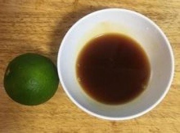 step7: 將蠔油放入碗中，擠入半顆檸檬汁並加入2湯匙冷開水混勻；