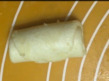 step11: 。接口朝上，把面團中間按下，將對角向中間收入成圓形，再壓成圓餅狀。