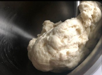 step1: 鹽加入水拌勻，之後將鹽水加入麵粉
可用麵包機/廚師機打麵團至光滑 （我用bosch廚師機4度打8分鐘）