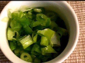 step5: 這時倒入加蛋漿炒勻，放入芥蘭粒和瑤柱略炒即可，上桌時於炒飯的面灑上蔥粒便可進食。