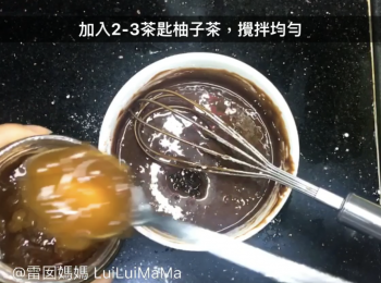 step3: 放入已預熱的焗爐焗8-12分鐘
焗到表面乾身有氣孔便可，焗太久會不夠流心