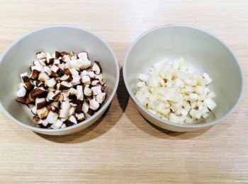 step1: 將馬蹄及冬菇洗淨切成細粒，加入肉中。