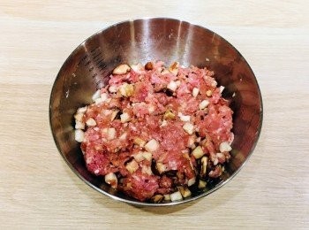 step2: 再加入<span class="group_2">醃料</span>，醃大約20分鐘，醃好後加幾滴生油，撈勻。