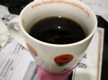 step1: 將檸檬片，薑片及可樂倒入煲內以中火煲煮