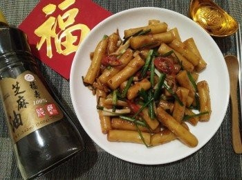 step3: 盛盤上桌後，再擺上吉祥春聯「福」和「招財進寶」字樣，能討個吉利，