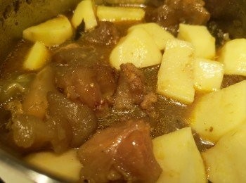 step11: 臨食一小時前加薯仔炆煮15分鐘，可放回真空煲。