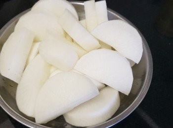 step2: 白蘿蔔，去皮後切件