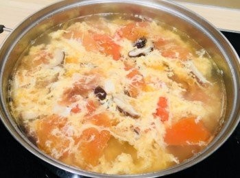 step4: 加入適量的鹽調味，關火，馬上將蛋汁淋到湯內，用湯勺或筷子輕輕攪拌，變成蛋花，即成。