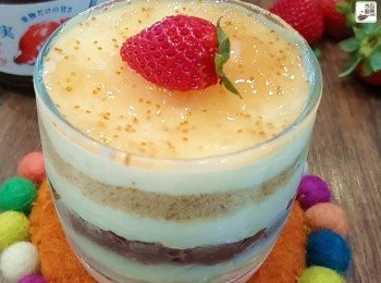 step6: 放入冰箱冷凍3小時至完全凝固 (**即製冰格)；用適量的無花果醬/水果作裝飾即可