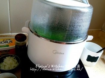 step5: 放入美的早餐機的煲內加少許鹽及水 , 按<蒸 / 煮>功能蓋上蓋煮10分鐘至軟身