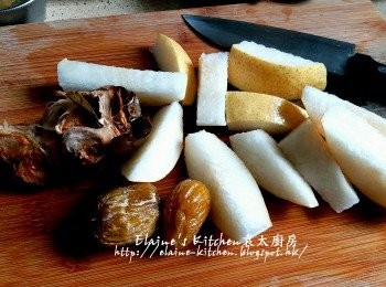 step1: 貢梨去芯 , 連皮切件 , 羅漢果弄碎 , 蜜棗用水沖洗