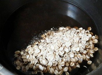 step5: 跳起後 , 外鍋再加入三杯水 , 繼續再煮一次 , 第二次跳起後 , 加入燕麥片和糖 , 外鍋加入2杯水再煮一次