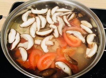 step3: 雞蛋攪拌成蛋汁。
豆腐切粒。豆腐切粒後容易出水，可於下滾水時才切好。
煲滾開水，加入蕃茄、鮮冬菇，大火燒至水開，然後加入豆腐，煲15分鐘。