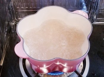 step1: 西米用滾水煮10分鐘，煮時要攪拌，煮好後熄火力蓋焗20分鐘至透明，倒入網篩用冷水過冷河。