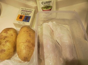 step1: 早一晚前準備，牛筋先解凍，表面有少少毛和帶肥切走，再切成約1.5 - 2吋一細舊，薯仔暫時不用處理，乾蔥切粒，葱切段，薑切片。