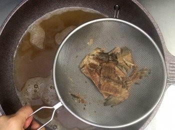 step5: 大火煮沸，轉小火煮20分鐘
再隔去魚渣成為湯底