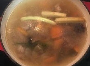 step10: 此時重開中火將牛肉湯煮滾,放入紅蘿蔔塊,並用鹽與黑胡椒粉先調味;