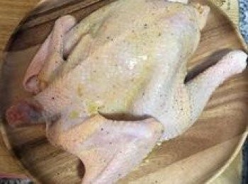 step4: 接著用2湯匙橄欖油將全雞按摩ㄧ下，全部都抹勻就可以了；