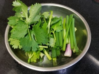 step4: 蔥段，芫茜