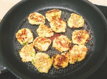 step8: 燒熱油鑊，將材料製成球狀，放入鑊中，煎至金黃色。