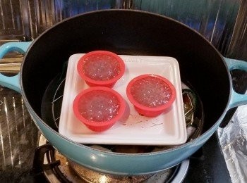 step5: 煲滾水，放入糕模，大中火蒸10分鐘至熟，放涼後脫模。