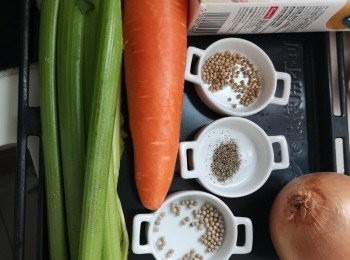 step4: 準備浸豬上湯材，雞湯需加熱，蔬菜需切。