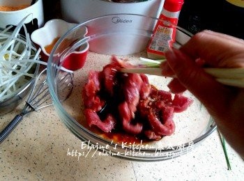 step1: 梅頭肉洗淨切條放入大碗內 , 加入<span class="group_2">醃料</span>拌勻靜待30分鐘