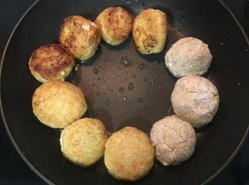 step12: 平底鍋放些橄欖油，放入雞肉丸慢煎；