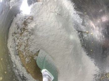 step5: 再加入麵粉及牛奶，快手拌勻，不要太大力以免產生筋性