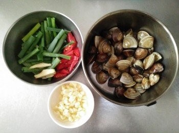 step1: 蛤蜊先加入塩巴，並以400cc冷水蓋過蛤蜊，吐沙約3-5小時後，約1-2小時，需換水清洗再重泡吐沙至清水洗淨時吐沙時，水無泥沙、雜質即可，蒜頭敲碎、青蔥切段、辣椒斜切、薑切絲，備用；
