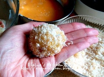 step8: 將適量份量的薯蓉搓圓 , 逐一沾上麵粉 >> 蛋液 >> 麵包糠後放上碟