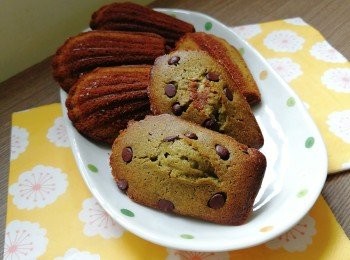 step5: 取出瑪德蓮立刻脫模，置於網架上放涼。