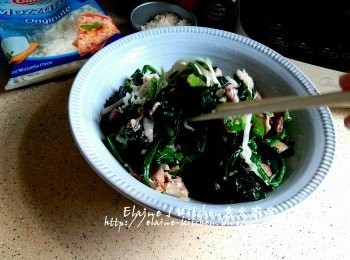 step12: 將材料盛起放入大碗內 , 加入麵包糠 , 芝士碎拌勻靜待10分鐘