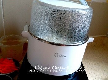 step4: 銀芽放入美的早餐機的煲內加水 , 蓋上蓋按<蒸 / 煮>功能 , 時間調至10分鐘