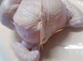 step2: 先用竹籤將雞的頭部缺口封好。