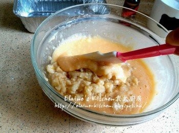 step3: 再篩入麵粉及泡打粉 , 用刮刀拌勻至冇粉粒 , 加入香蕉蓉再拌勻