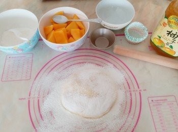 step6: 取出面團，撒手粉後碌成薄片，用碗印出圓塊。