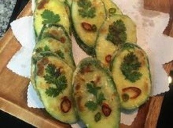 step8: 起鍋後先放在吸油紙上，待全部都煎完後，便可進行擺盤；
醬汁調配也很簡單，醬油、巴薩米克醋、冷開水調勻後放點香油和白芝麻即可。