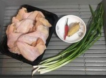 step1: 雞翅、蔥、辣椒、薑洗淨備用；