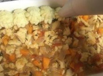 step14: 烤箱預熱到180分鐘；
將拌好的薯泥裝入擠花袋中，擠滿、蓋住雞肉餡料；