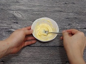 step1: 將蒜粉， 室溫牛油及鹽撈勻成醃料備用