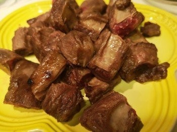 step3: 牛肋腩只需焗5分鐘拎起，然後切成一舊舊。薯仔完成10分鐘，留待AF嘆餘溫。