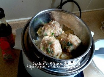 step11: 放入早餐機的蒸架上 , 蓋上蓋按<蒸 / 煮>功能 , 時間調至12分鐘 , 取出淋上少許喼汁即可