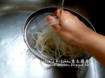 step6: 銀芽煮10分鐘後盛起用水沖一沖洗及瀝乾