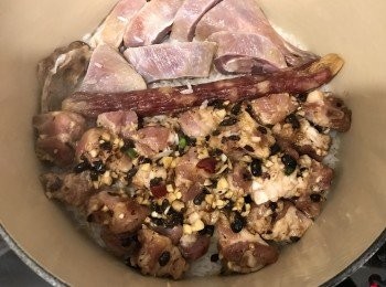 step3: 放入排骨、臘鴨肶及臘腸，排好，小火煮15分鐘，熄火焗10分鐘