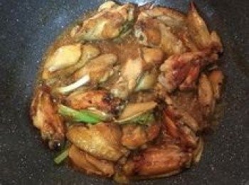 step9: 倒入醬汁，略拌ㄧ下，蓋鍋蓋中小火收汁；