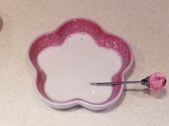 step2: 馬蹄粉，糖用清水拌勻，倒入已瀝水的西米，攪拌後再加食油攪勻。