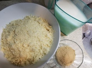 step4: 再預備好其他材料:280-300g牛奶(份量因應煮時效果而定)45g砂糖(呢個糖份量我覺得已經夠甜,試味後可以加多或減少)