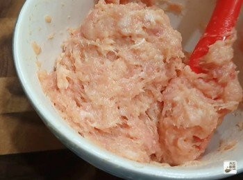 step2: 免治豬肉加入<span class="group_2">醃料</span>，順著一個方向拌至帶有膠質